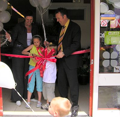 Opening van Plus filiaal Alphen (NB) door het echtpaar Lutz in 2006