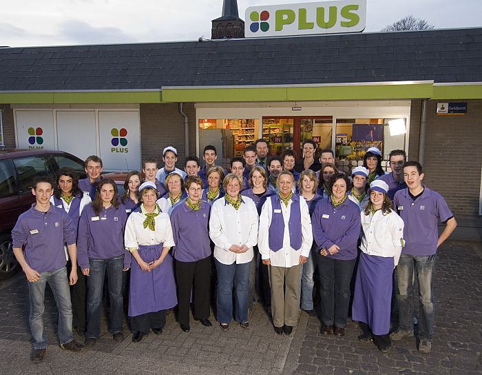 Het personeel van de Plus Supermarkt in Alphen (NB) in 2006. Achteraan staat Wilfred Lutz, de toenmalige eigenaar.