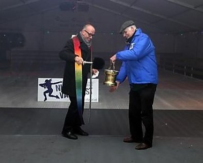 Pastoor Paul Heye van de Nazarethparochie mocht de Prinsenbeekse ijsbaan inzegenen.