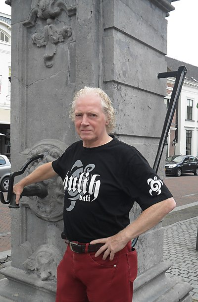 Kees van Meel, Bredase dichter, poseert voor de dorpspomp van Princenhage ter gelegenheid van de dag van de poëzie.