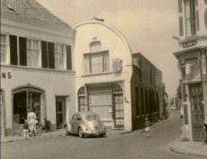 Het Kerkstraatje in Princenhage, de huidige Pastoo rvan Spaandonkstraat. Links op de foto Nouwens Mode, Café Hof van Holland en rechts slagerij Speek.