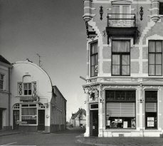 Het Kerkstraatje in Princenhage, de huidige Pastoor van Spaandonkstraat. Links op de foto Nouwens Mode, Café Hof van Holland en rechts slagerij Speek. Direct hierna (1972) werd de straat grotendeels gesloopt.