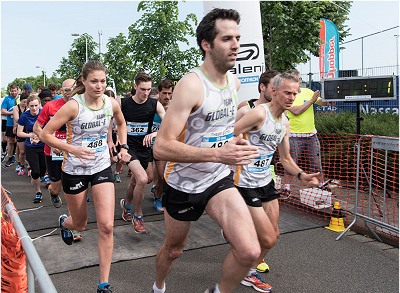 Fotograaf: Ans Janssen. Leuk feitje: op de foto van de start van de 10 km van de Haagse Beemden Loop 2017 staan de winnares Elke Wouters van Sprint en de nummers 1 en 2 bij de heren: Huub Maas (Thor) en Rick Salomé (Sprint)