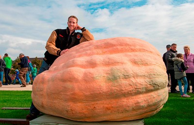 Matthias Willemijns met de grootste pompoen ooit: 1190,5 kilo tijdens de Europese kampioenschappen van 2016