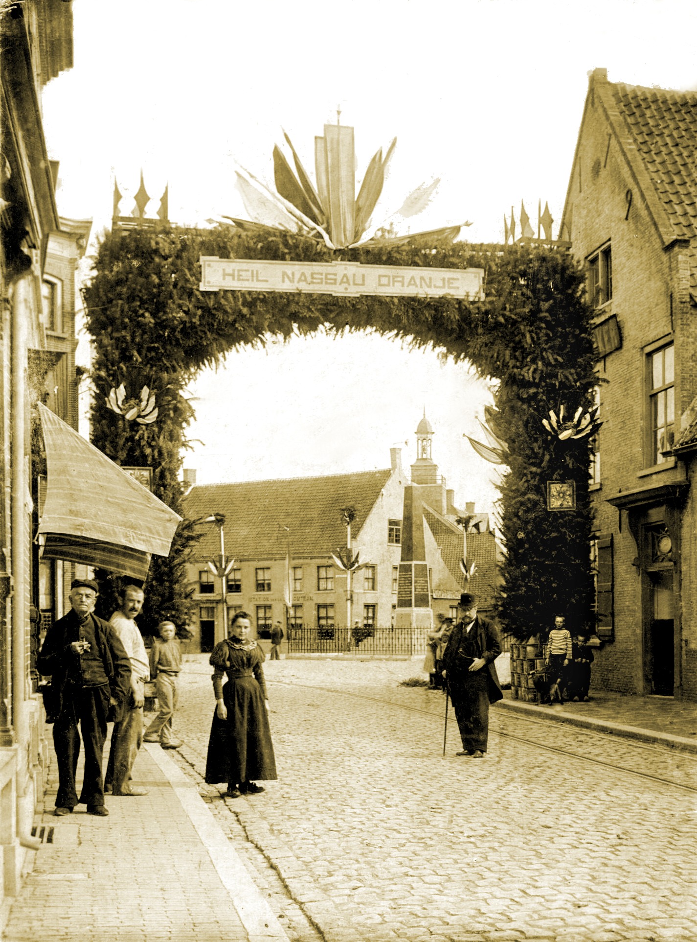 De Haagsemarkt gezien vanuit de Grootestraat, later Liesbos(ch)straat in het jaar 1898 rond 31 augustus, de dag van de troonsbestijging van koningin Wilhelmina die toen 18 jaar werd. Het was daarom ook in Princenhage feest met de in die tijd gebruikelijke feestbogen. Foto: met dank aan de familie Jacobs.