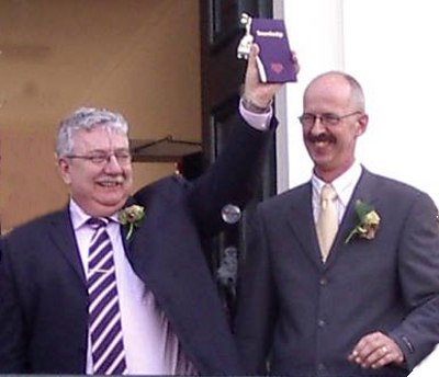 Kees Clerx en Robert Heshof na de voltrekking van hun huwelijk, op het bordes van het Stadhuis van Princenhage (Breda) in 2005. 