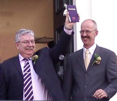 Kees Clerx en Robert Heshof na de voltrekking van hun huwelijk, op het bordes van het Stadhuis van Princenhage (Breda) in 2005.