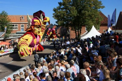 Bloemencorso Loenhout (Belgie) is in 2013 op 8 september. Een dertigtal praalwagens opgebouwd uit dahlia's rijdt dan door de straten.