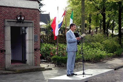 Op zaterdag 29 oktober om 10.00 uur is er een bijeenkomst ter herdenking van de vrede en de bevrijding van Princenhage, nu 72 jaar geleden. De heer A. Roobol, ondernemer uit ons dorp, zal stilstaan bij de moed van de buitenlandse strijdkrachten en met name de Poolse, die uiteindelijk dit deel van Breda bevrijdden van de bezetters. Ons eigen Princenhaagse bevrijdingskind, Jan van den Bliek, geboren op bevrijdingsdag 29 oktober 1944, zal weer een herdenkingskaars aansteken. Door Scouting worden de Poolse en de Nederlandse vlag gehesen naast die van Princenhage. Doskonale omlijst het gebeuren.