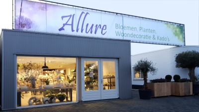 Bloemist Jan Koolen opende op 13 januari 2016 aan de Adriaan Klaassenstraat in Princenhage, vlak bij de Ettensebaan, een tweede winkel van zijn Allure concept. In Tilburg staat de eerste, een zeer trendy bloemenzaak die sinds 1997 is gevestigd aan het winkelcentrum De Heyhoef in de wijk Reeshof te Tilburg. De medewerkers spelen binnen deze bloemenwinkel een grote rol. Vakkennis, service en klantvriendelijkheid beheersen zij ten volle en ook deze winkel is gespecialiseerd in bloemarrangementen, verse bloemen en alles wat er zo bij komt kijken.