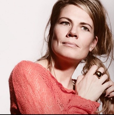 Als 15 jarige komt ze in de Bommel. Na NAC, jaren 80. VARA-boegbeeld Cécile Koekkoek is een ras-Princenhaagse. Haar ouders wonen knus aan de Hovenierstraat aan de voet van de St. Martinustoren. Cécile is Princenhage en de Breda stad zelf. 't Aogje, dat is de goedmoedigheid. De aard van de stad Breda is beiden. Goedmoedigheid op een onderlaag van stoutmoedigheid.