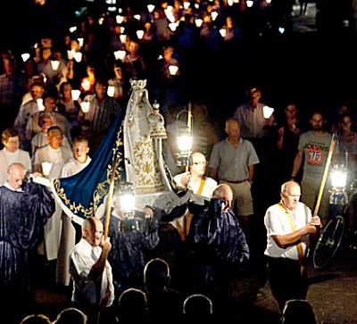 De Kaarskensprocessie in Baarle-Hertog en Baarle-Nassau is dezelfde als die dagelijks op de Esplanade in Lourdes, Frankrijk, plaatsvindt. Ook in Baarle worden de zeven evocaties uit het leven van Bernadette uitgebeeld. Dit wordt gedaan door de schooljeugd van de beide Baarles en de kinderen uit het kerkdorp Zondereigen. Deze kinderen zorgen voor het klassieke deel van de Kaarskensprocessie en voor de uitbeelding van het leven van Bernadette Soubirous.