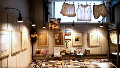 75 Jaar geleden werd de gemeente Princenhage opgeheven en kwam het zuidelijke deel bij Breda. Het dorp Beek ging verder als zelfstandige gemeente Beek, later Prinsenbeek. In de tentoonstelling in het Princenhaags Museum ligt de nadruk vooral op de ontwikkeling van de Princenhaagse gemeenschap na 1942.