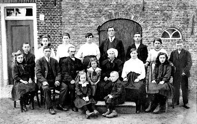 In zijn boek Rondje Liesbos, deel 4 toont Kees van Endschot uit Princenhage-Breda een schat aan foto's van de families die rond het Liesbos leven.