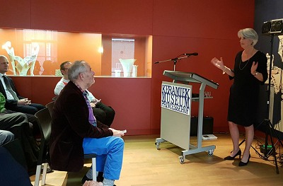 Johan van Loon, keramist en glasvirtuoos. Hij is een van Nederlands belangrijkste keramisten. Hij studeert van 1952 tot 1956 aan het Instituut voor Kunstnijverheid in Amsterdam (afdeling Textiel) nu beter bekend als de Rietveld Academie. Vanaf 1958 volgt hij keramieklessen en gaat zich meer toeleggen op de keramiek. De ontwikkeling van zijn werk wordt bepaald door een voortdurende drang naar vernieuwing en experiment, hierbij gesteund door een uitputtende kennis en beheersing van het materiaal. De techniek van het plooien en vormen van lappen klei is door Johan van Loon tot grote hoogte gebracht. Het uitgangspunt in zijn werk is het experiment, maar aan de basis daarvan ligt een grote technische vaardigheid. In de gelaagde objecten gaan vorm, glazuur en decoratie een fraai samenspel aan. Johan van Loon geniet internationale beroemdheid vanwege deze creaties in keramiek en glas.