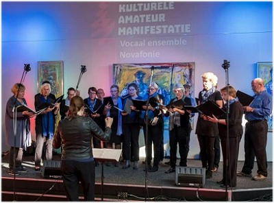 Vocaal Ensemble Novafonie tijdens het optreden op de KAM in Breda, 2017. Deel van een foto gemaakt door Frank Teems. Vocaal Ensemble Novafonie is een a capella kamerkoor bestaande uit ruim twintig enthousiaste zangeressen en zangers. Het koor bestaat ruim vijfentwintig jaar en werkt aan een breed klassiek repertoire van oude muziek tot hedendaags. Plezier en kwaliteit staan daarbij voorop.